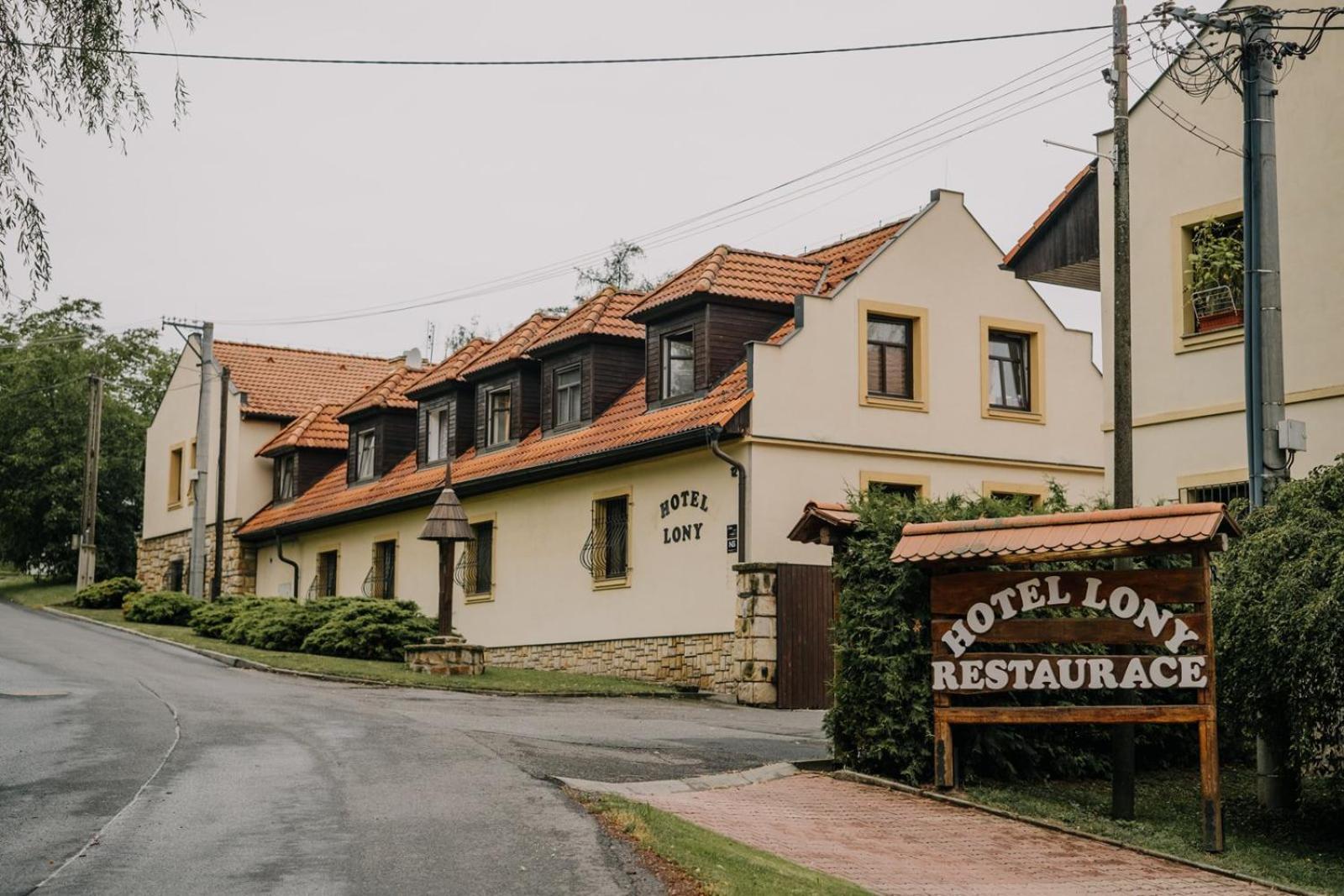 Hotel Lony Mochov Ngoại thất bức ảnh