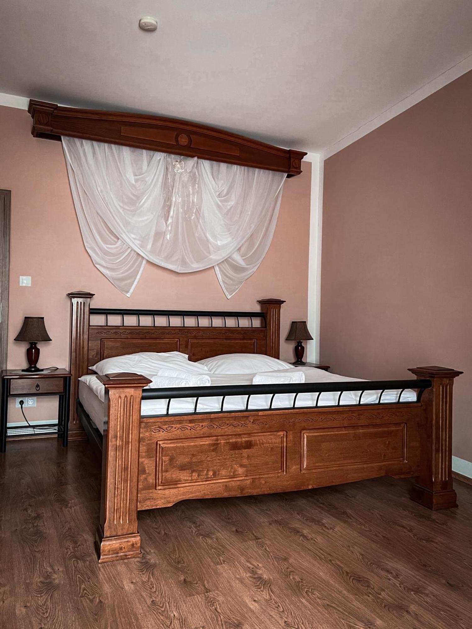 Hotel Lony Mochov Ngoại thất bức ảnh