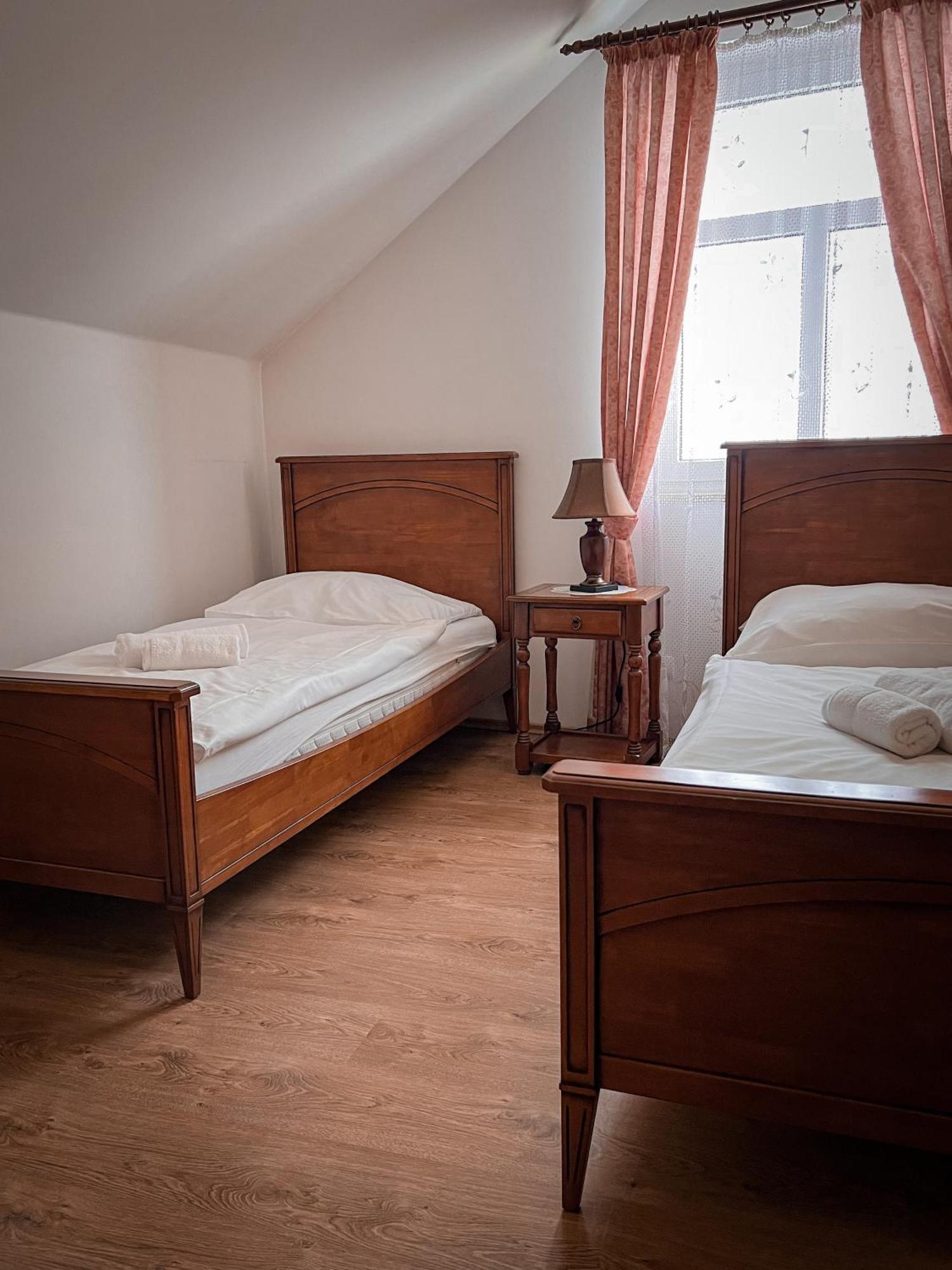 Hotel Lony Mochov Ngoại thất bức ảnh