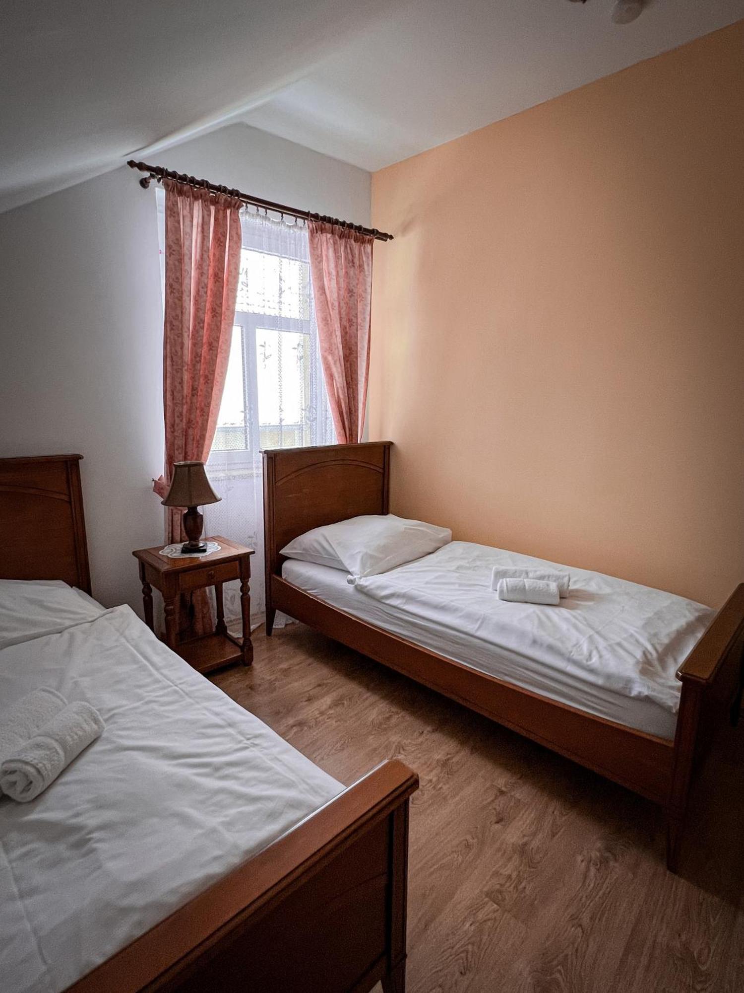 Hotel Lony Mochov Ngoại thất bức ảnh