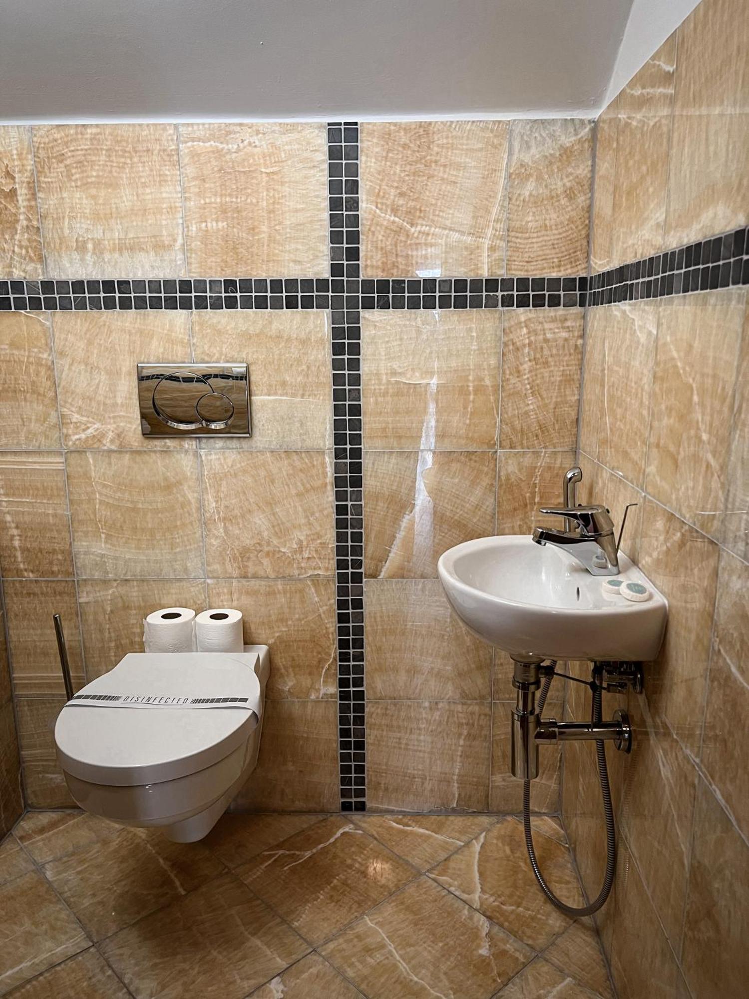Hotel Lony Mochov Ngoại thất bức ảnh