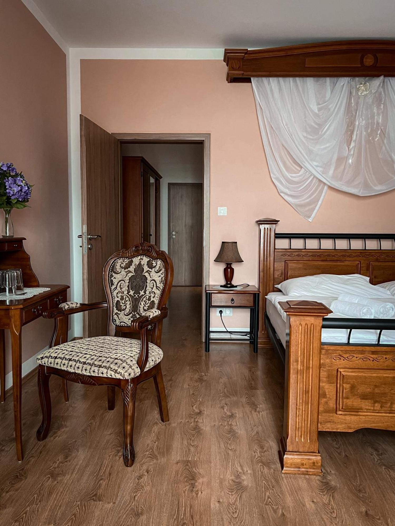 Hotel Lony Mochov Ngoại thất bức ảnh