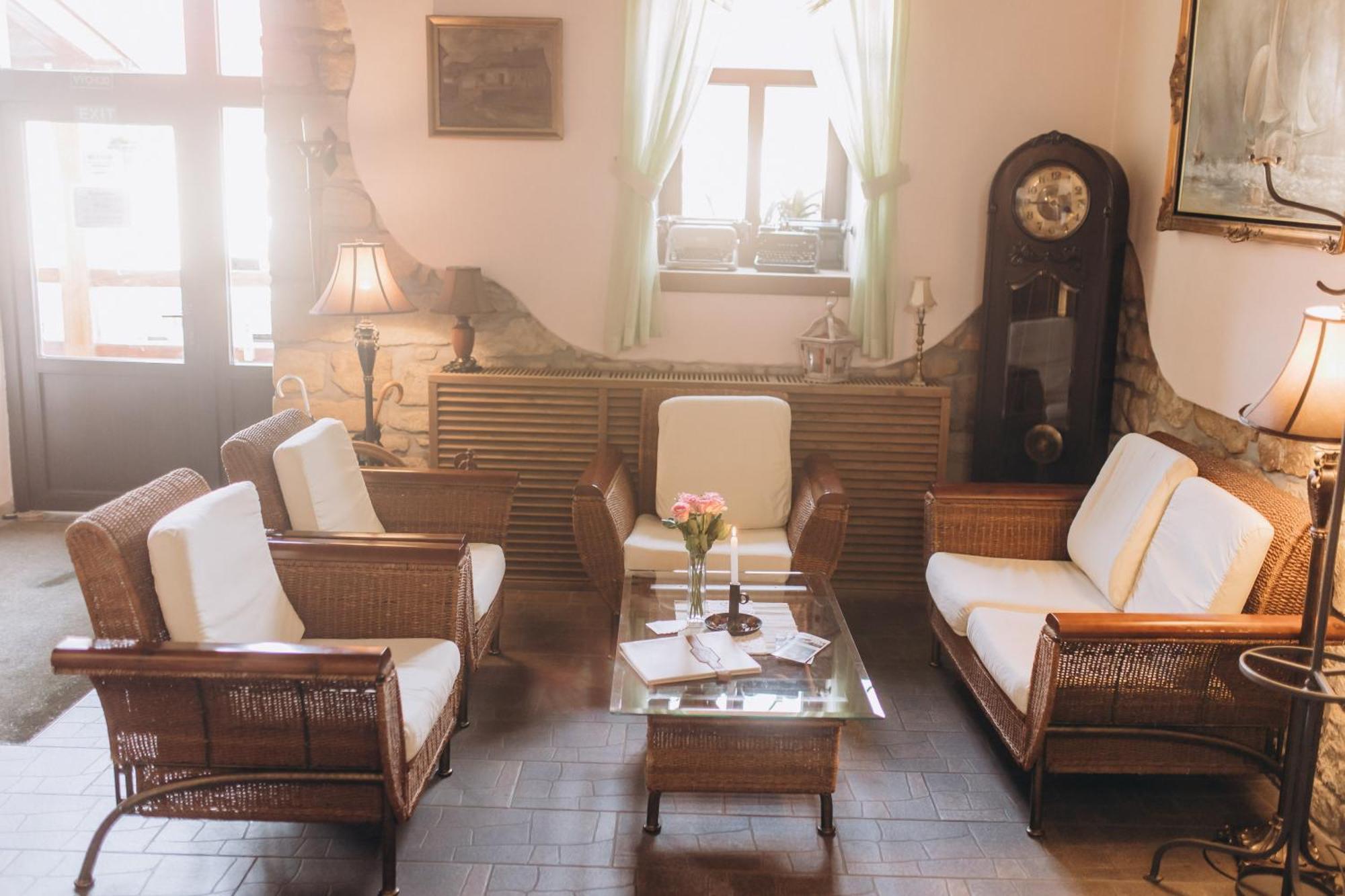 Hotel Lony Mochov Ngoại thất bức ảnh