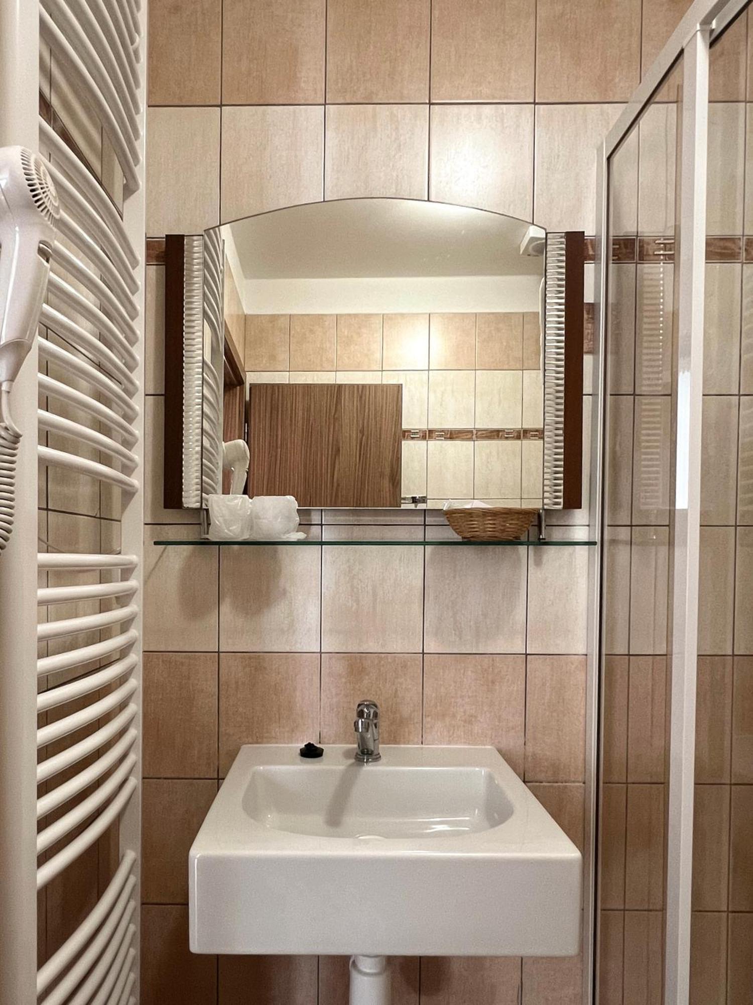 Hotel Lony Mochov Ngoại thất bức ảnh