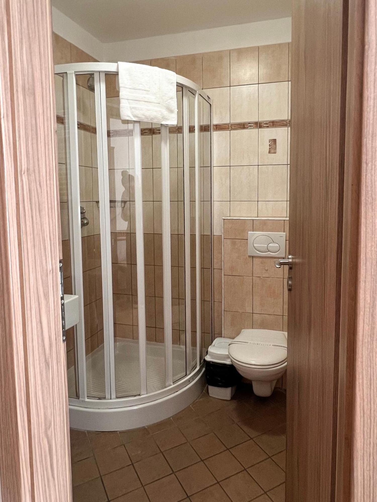 Hotel Lony Mochov Ngoại thất bức ảnh