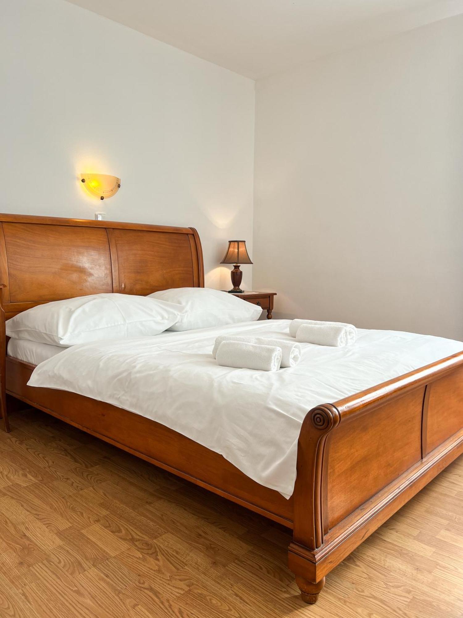 Hotel Lony Mochov Ngoại thất bức ảnh