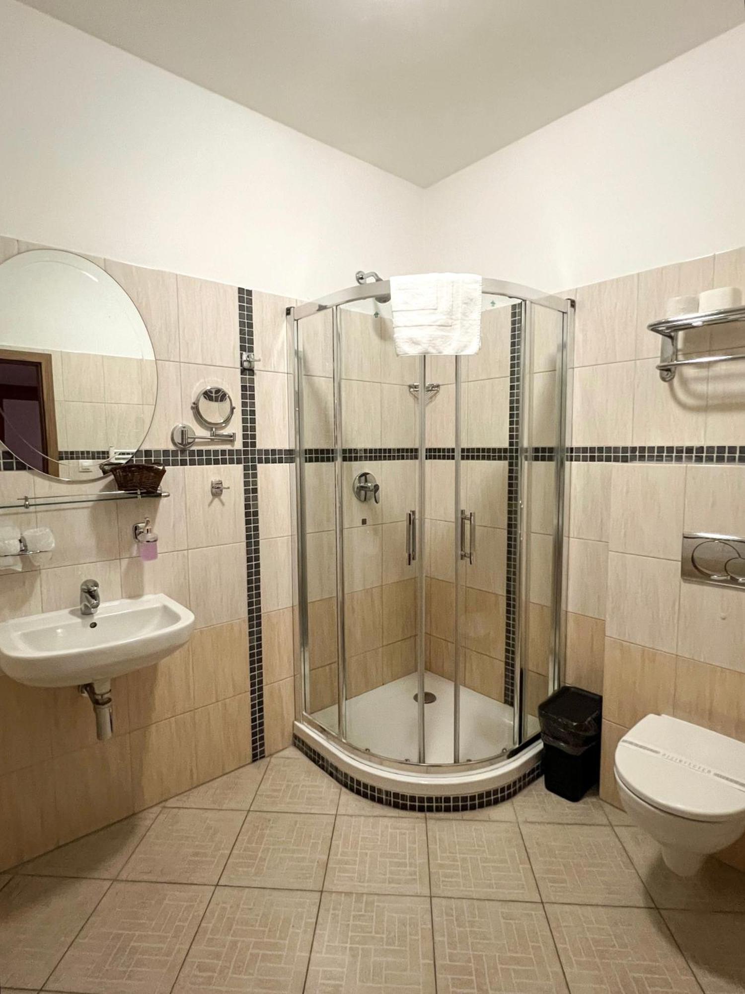 Hotel Lony Mochov Ngoại thất bức ảnh