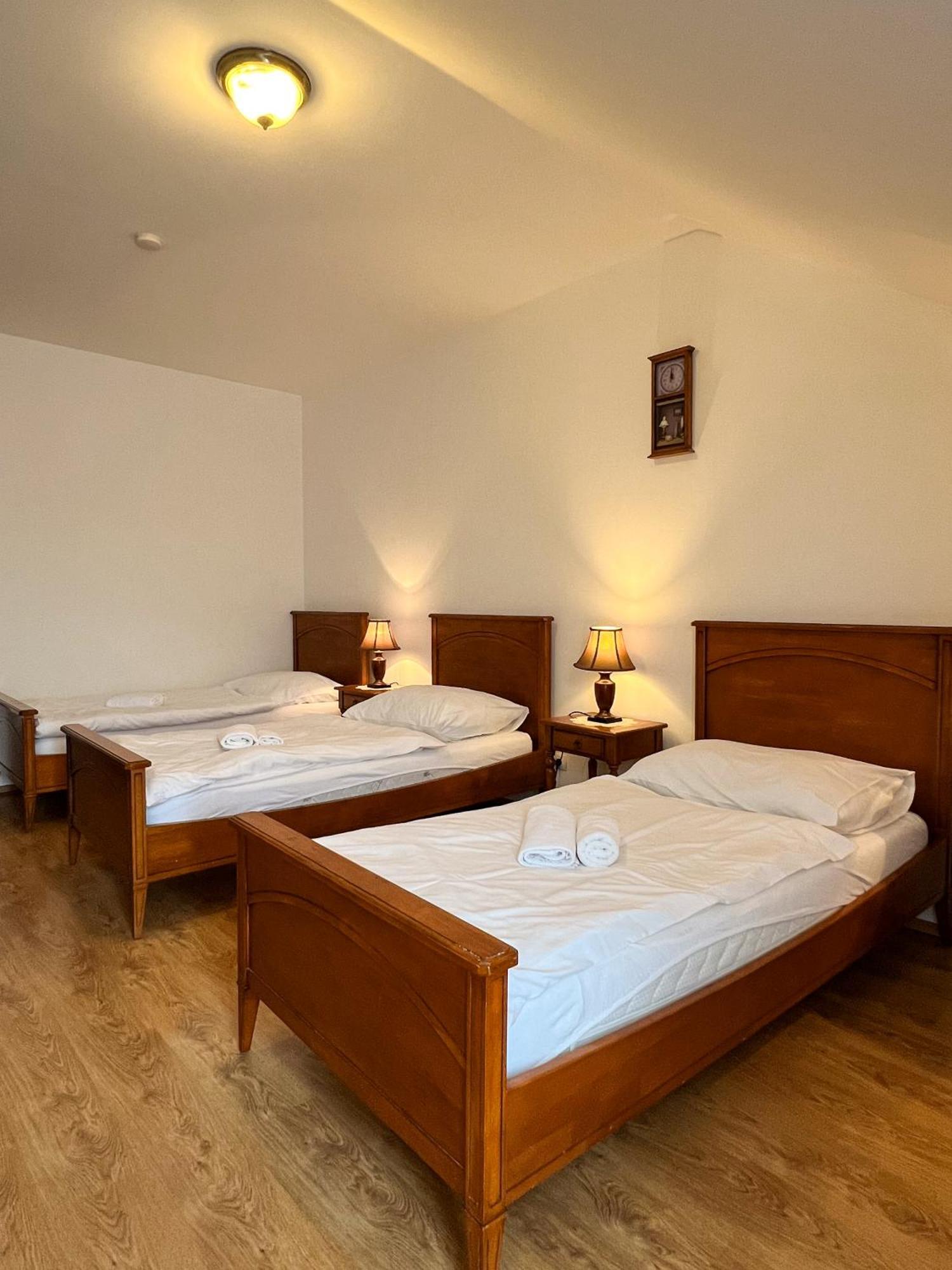 Hotel Lony Mochov Ngoại thất bức ảnh