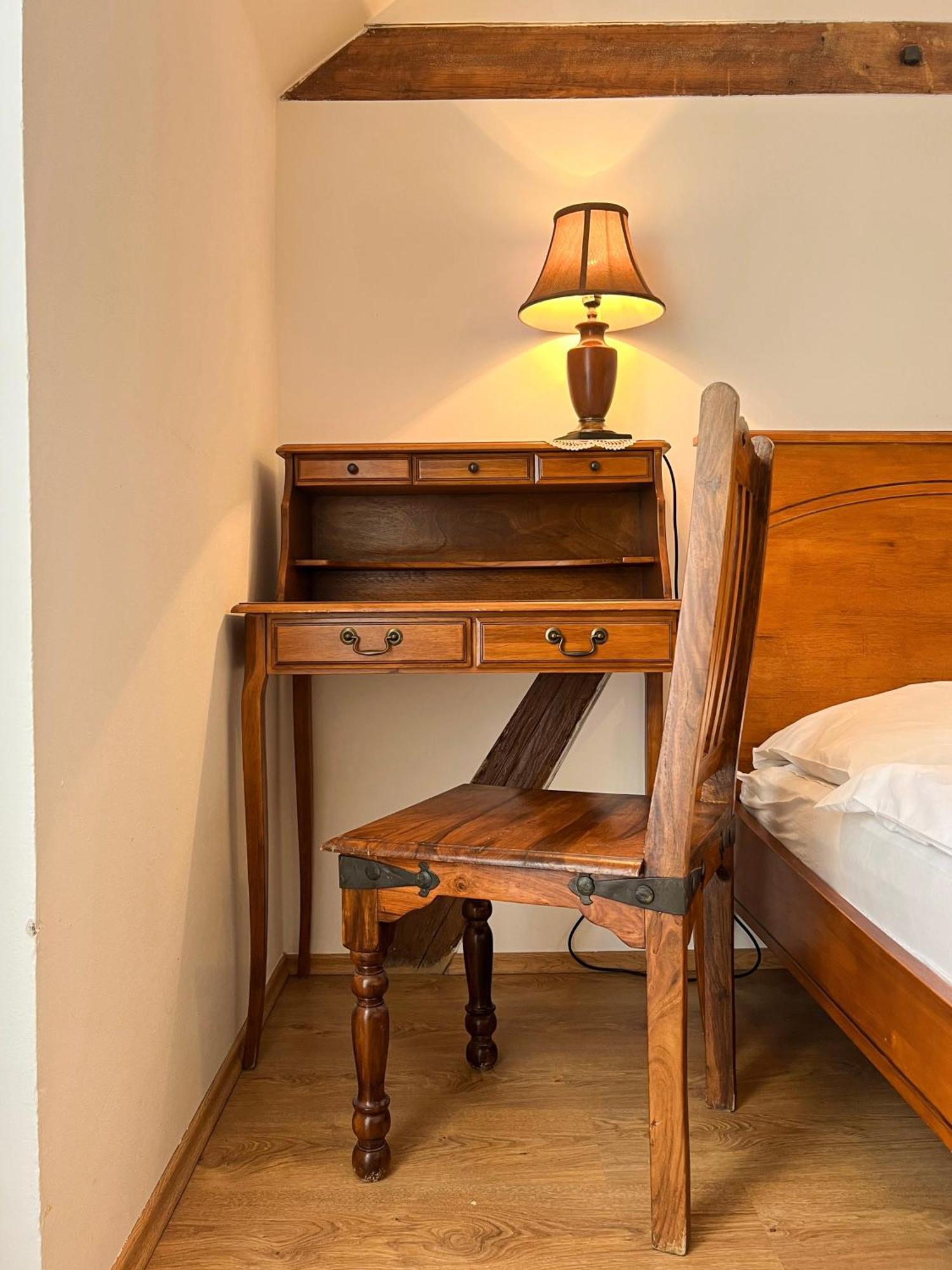 Hotel Lony Mochov Ngoại thất bức ảnh