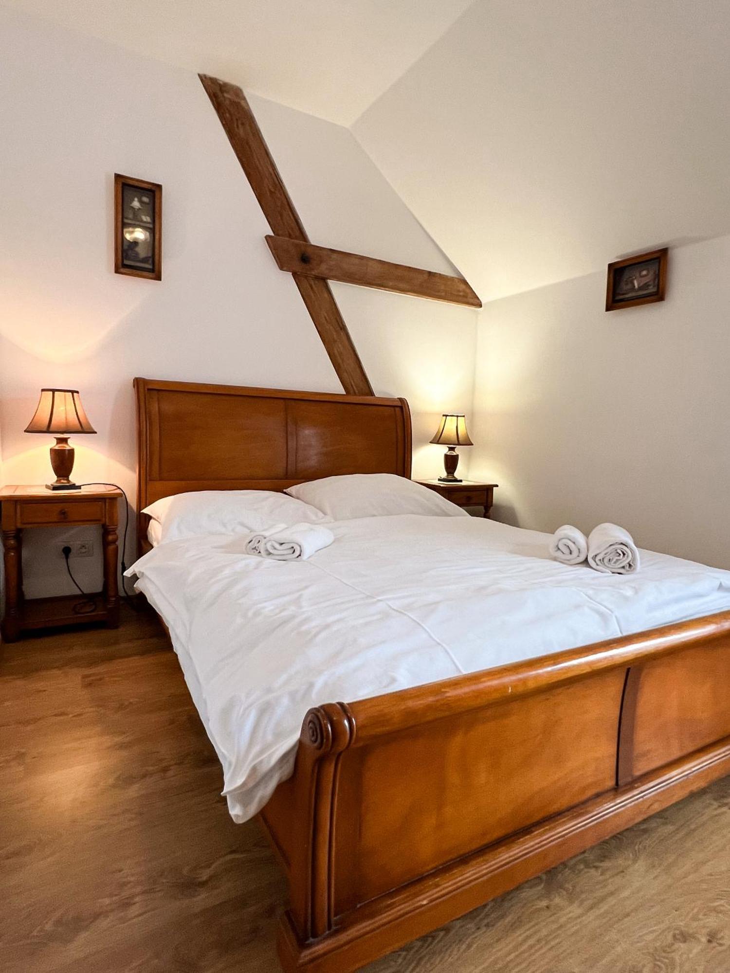 Hotel Lony Mochov Ngoại thất bức ảnh