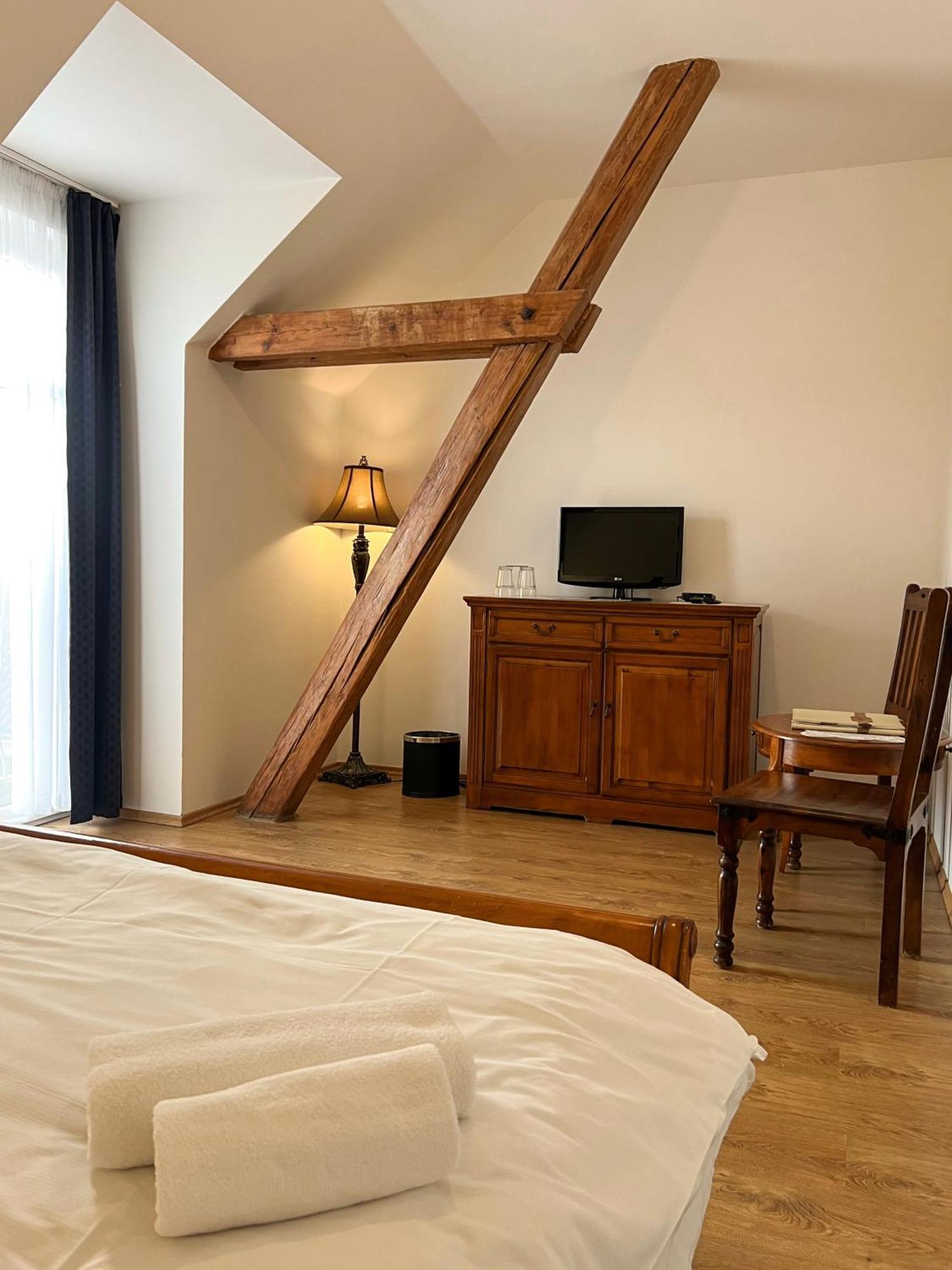 Hotel Lony Mochov Ngoại thất bức ảnh