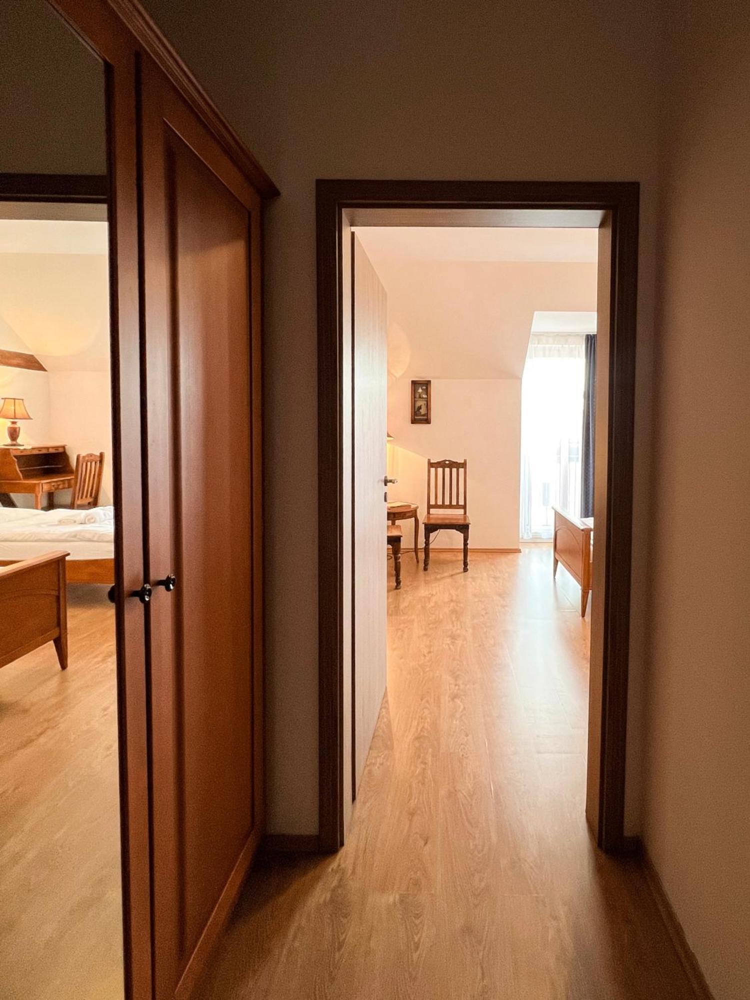 Hotel Lony Mochov Ngoại thất bức ảnh