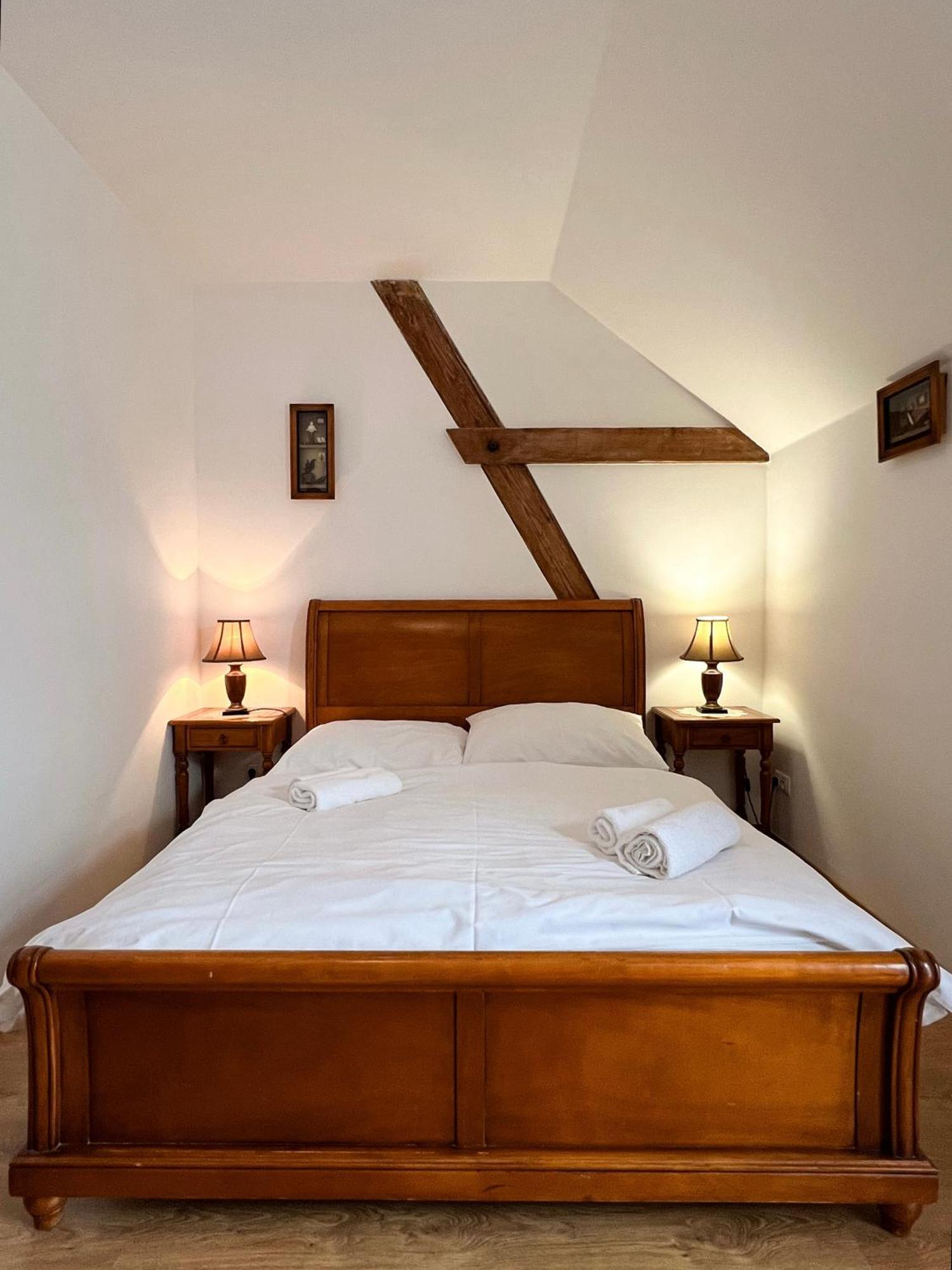Hotel Lony Mochov Ngoại thất bức ảnh