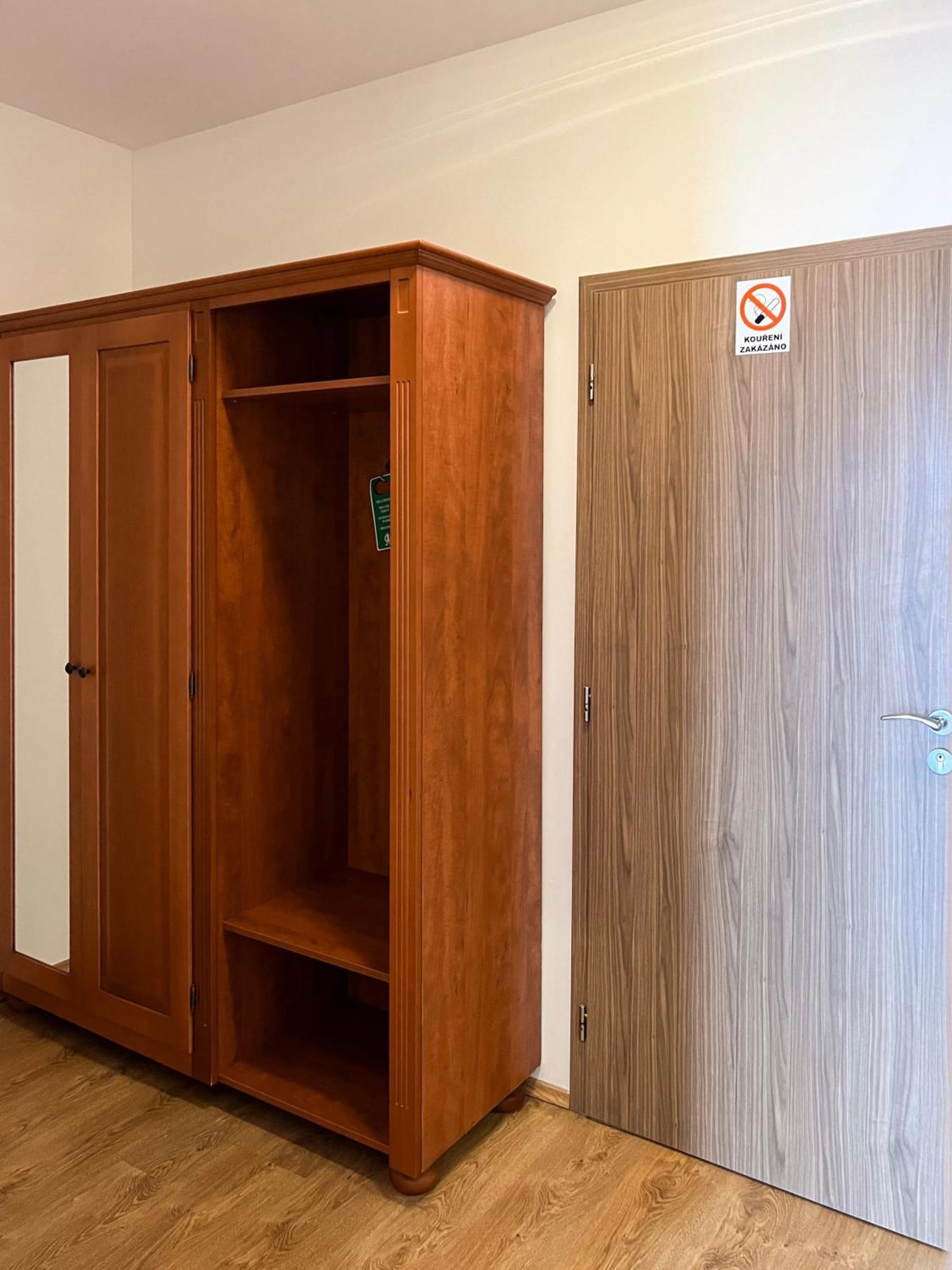 Hotel Lony Mochov Ngoại thất bức ảnh