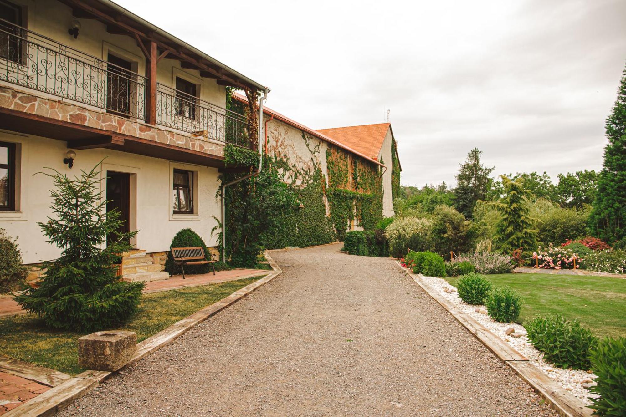 Hotel Lony Mochov Ngoại thất bức ảnh